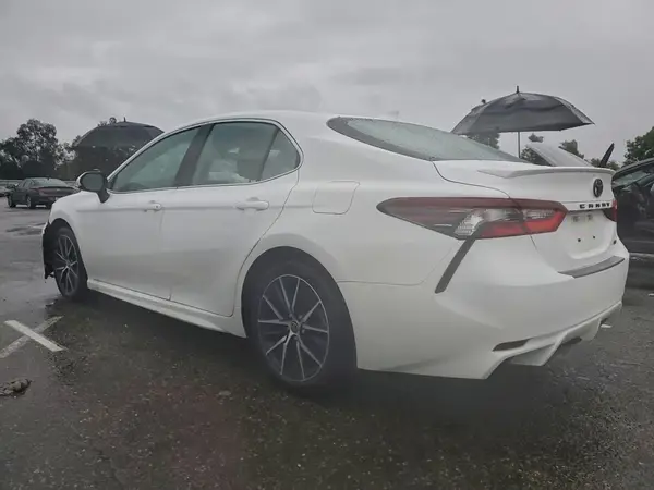 4T1G11AK8MU556892 2021 TOYOTA CAMRY - Image 2