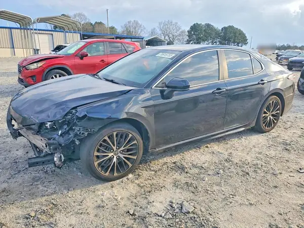 4T1G11AK8MU557296 2021 TOYOTA CAMRY - Image 1