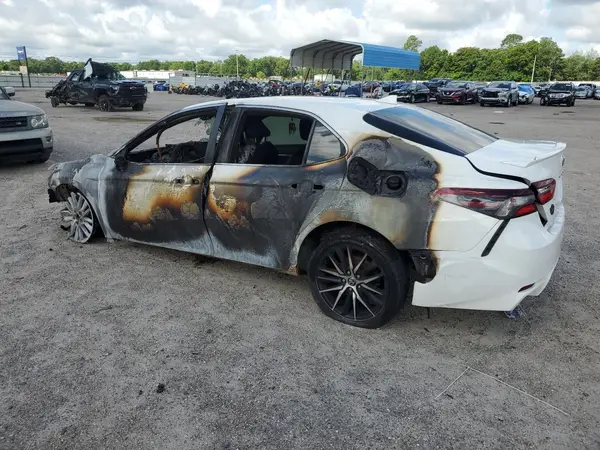 4T1G11AK8MU557332 2021 TOYOTA CAMRY - Image 2
