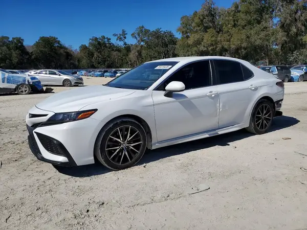 4T1G11AK8MU557895 2021 TOYOTA CAMRY - Image 1