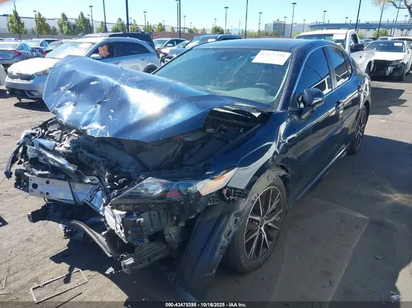4T1G11AK8MU560862 2021 TOYOTA CAMRY - Image 2