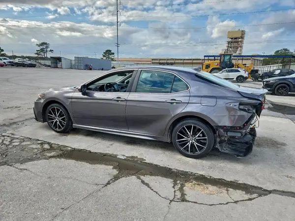 4T1G11AK8MU562644 2021 TOYOTA CAMRY - Image 2