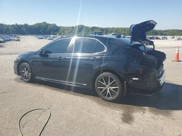 4T1G11AK8MU565592 2021 TOYOTA CAMRY - Image 2