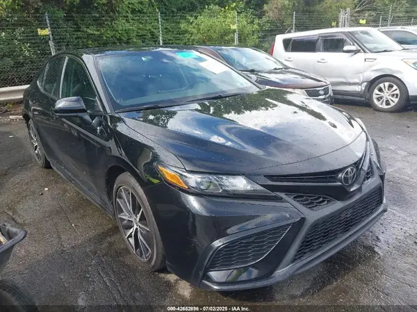 4T1G11AK8MU567407 2021 TOYOTA CAMRY - Image 1