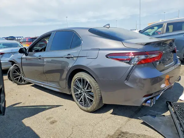 4T1G11AK8MU575846 2021 TOYOTA CAMRY - Image 2