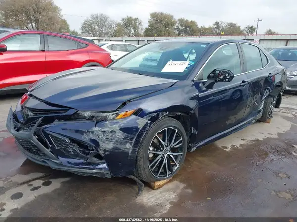 4T1G11AK8MU576463 2021 TOYOTA CAMRY - Image 2