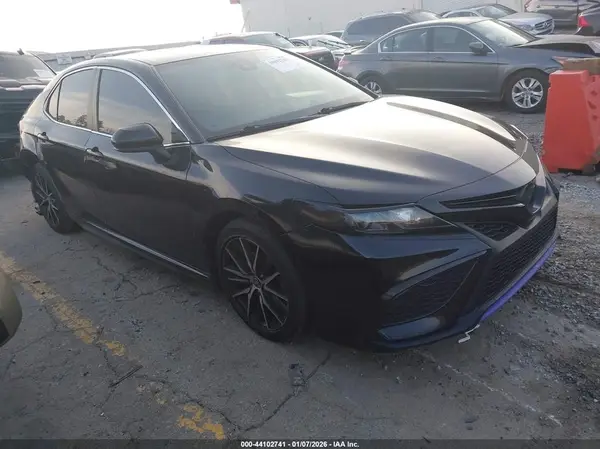 4T1G11AK8MU579878 2021 TOYOTA CAMRY - Image 1