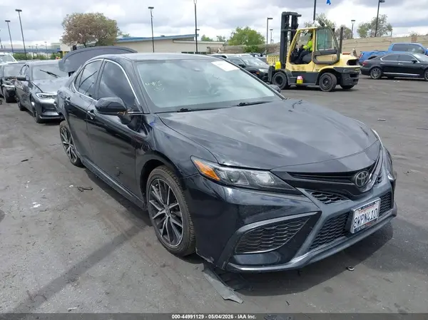4T1G11AK8MU580402 2021 TOYOTA CAMRY - Image 1