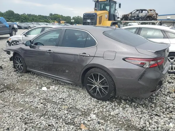 4T1G11AK8MU581422 2021 TOYOTA CAMRY - Image 2