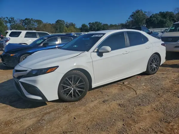4T1G11AK8MU581632 2021 TOYOTA CAMRY - Image 1