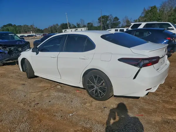 4T1G11AK8MU581632 2021 TOYOTA CAMRY - Image 2