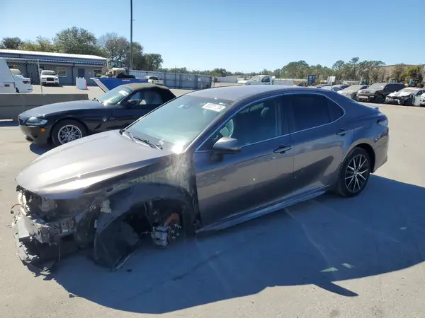 4T1G11AK8MU582215 2021 TOYOTA CAMRY - Image 1