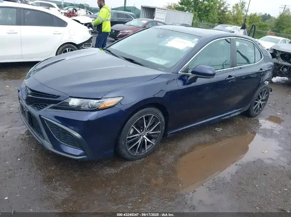 4T1G11AK8MU585082 2021 TOYOTA CAMRY - Image 2