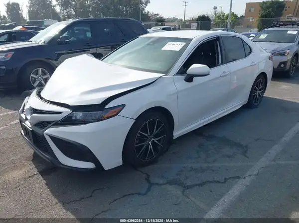 4T1G11AK8MU585518 2021 TOYOTA CAMRY - Image 2