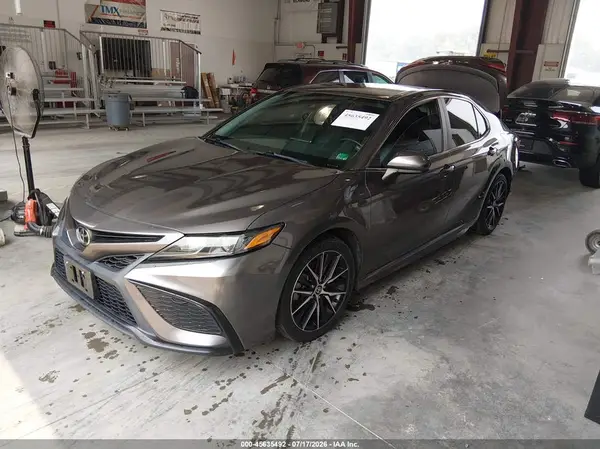 4T1G11AK8MU585583 2021 TOYOTA CAMRY - Image 2