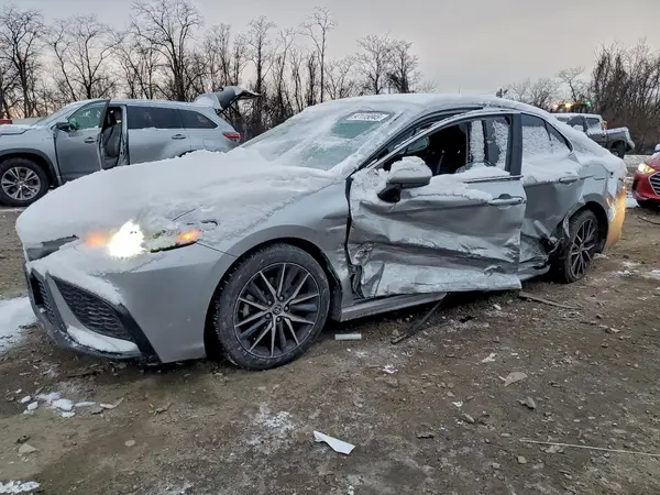 4T1G11AK8MU585731 2021 TOYOTA CAMRY - Image 1