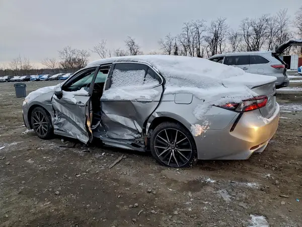 4T1G11AK8MU585731 2021 TOYOTA CAMRY - Image 2