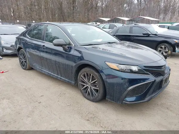 4T1G11AK8MU590203 2021 TOYOTA CAMRY - Image 1