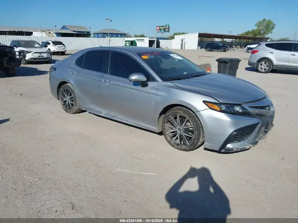 4T1G11AK8MU590539 2021 TOYOTA CAMRY - Image 1