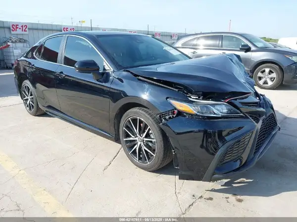 4T1G11AK8MU594896 2021 TOYOTA CAMRY - Image 1