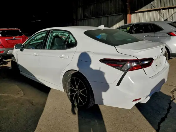 4T1G11AK8MU594977 2021 TOYOTA CAMRY - Image 2