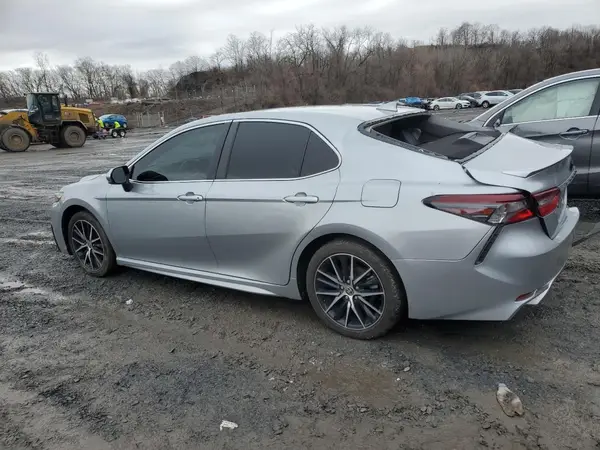 4T1G11AK8MU596938 2021 TOYOTA CAMRY - Image 2