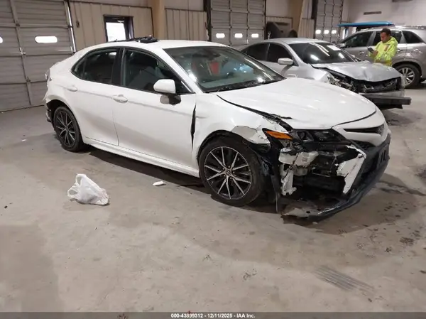 4T1G11AK8MU598284 2021 TOYOTA CAMRY - Image 1