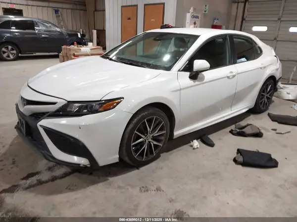 4T1G11AK8MU598284 2021 TOYOTA CAMRY - Image 2