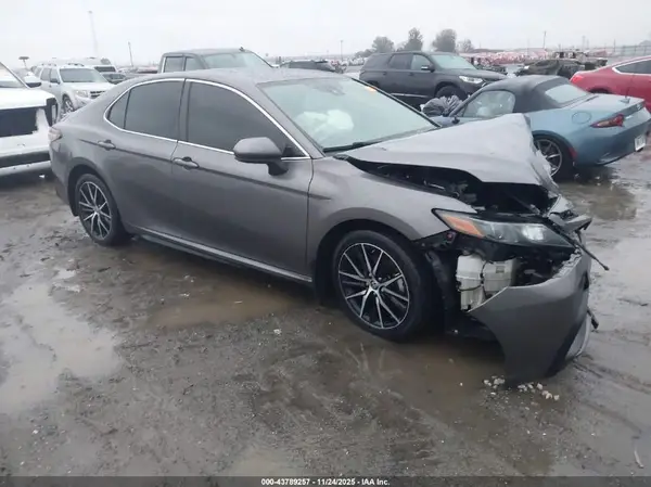 4T1G11AK8MU601765 2021 TOYOTA CAMRY - Image 1