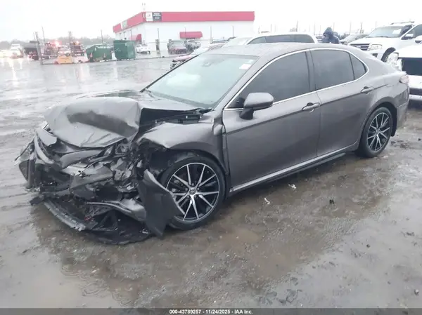 4T1G11AK8MU601765 2021 TOYOTA CAMRY - Image 2