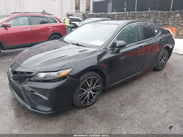 4T1G11AK8MU601944 2021 TOYOTA CAMRY - Image 2