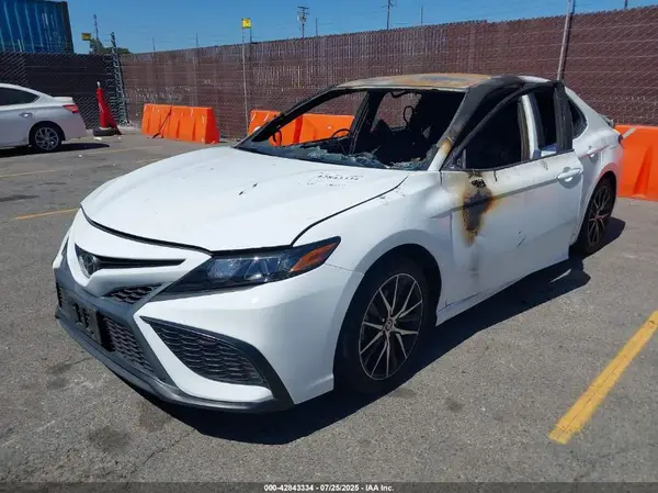 4T1G11AK8MU606979 2021 TOYOTA CAMRY - Image 2