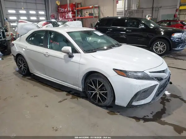 4T1G11AK8MU608036 2021 TOYOTA CAMRY - Image 1