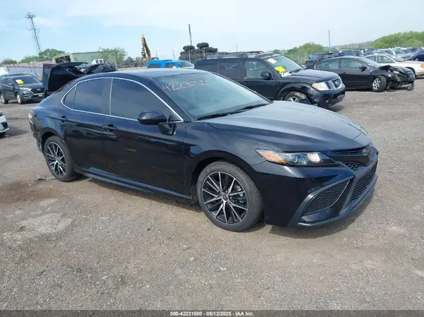 4T1G11AK8MU609008 2021 TOYOTA CAMRY - Image 1