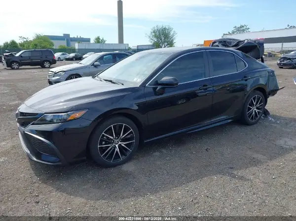 4T1G11AK8MU609008 2021 TOYOTA CAMRY - Image 2