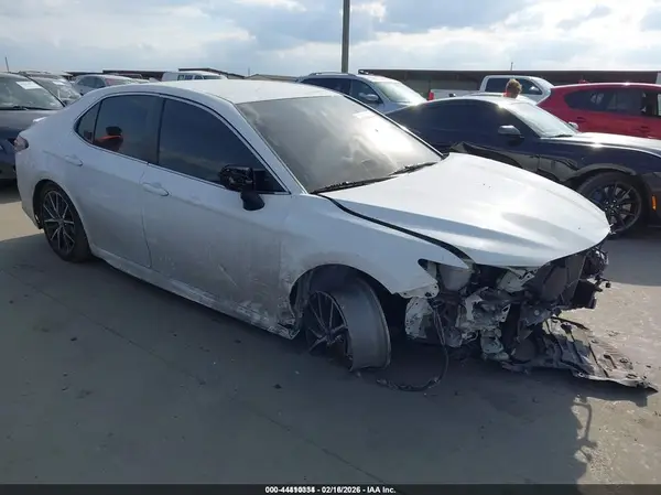 4T1G11AK8MU609252 2021 TOYOTA CAMRY - Image 1