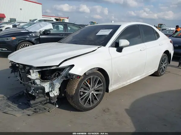 4T1G11AK8MU609252 2021 TOYOTA CAMRY - Image 2