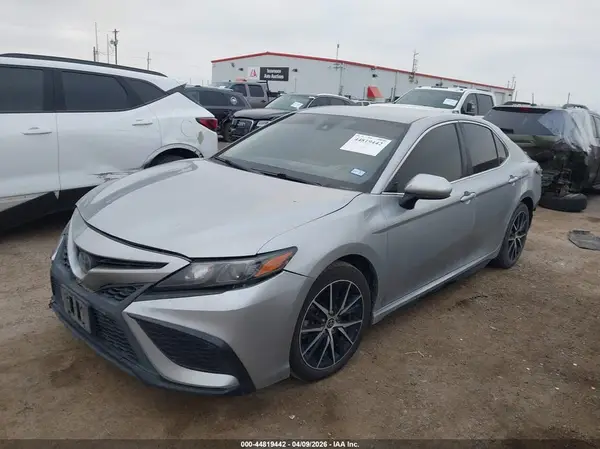 4T1G11AK8MU614645 2021 TOYOTA CAMRY - Image 2