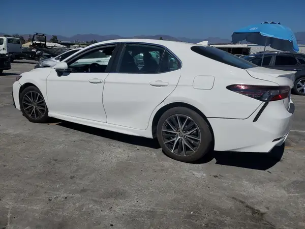 4T1G11AK8MU615911 2021 TOYOTA CAMRY - Image 2