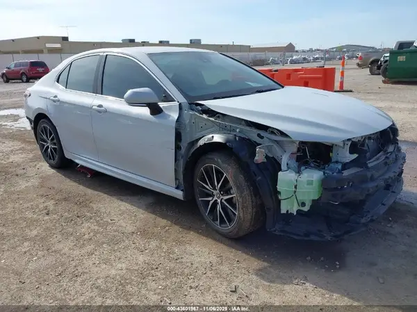 4T1G11AK8NU010112 2022 TOYOTA CAMRY - Image 1