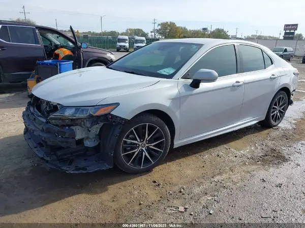 4T1G11AK8NU010112 2022 TOYOTA CAMRY - Image 2