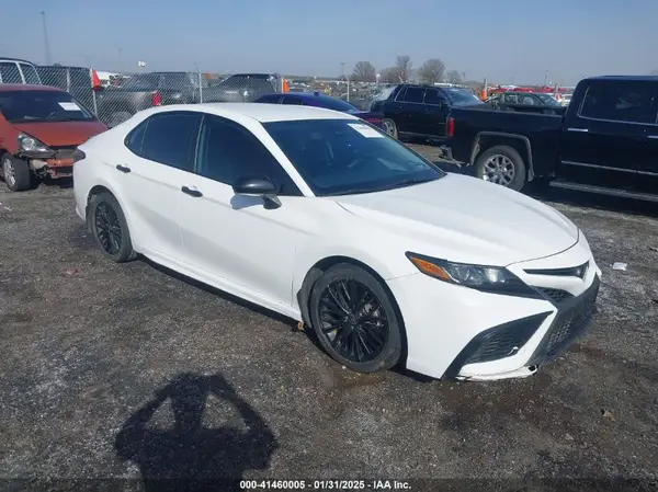 4T1G11AK8NU030585 2022 TOYOTA CAMRY - Image 1