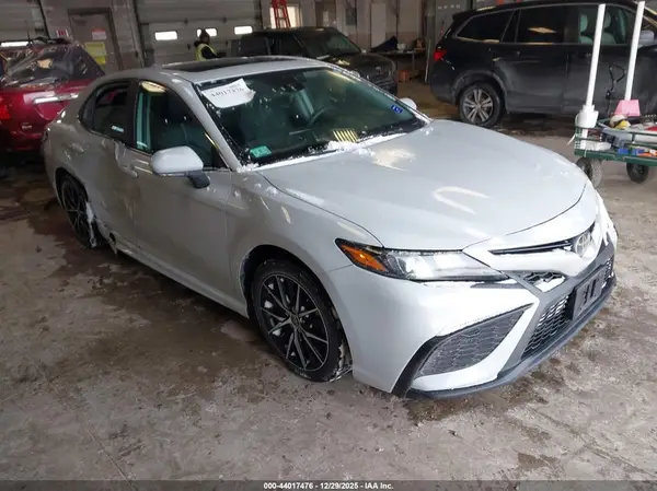 4T1G11AK8NU042252 2022 TOYOTA CAMRY - Image 1