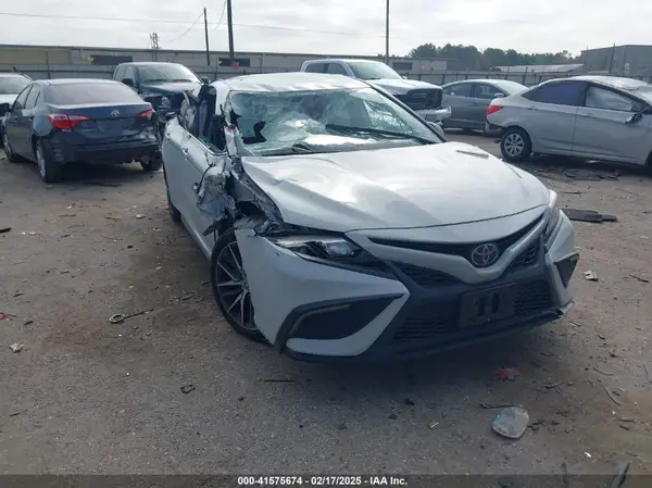4T1G11AK8NU057270 2022 TOYOTA CAMRY - Image 1