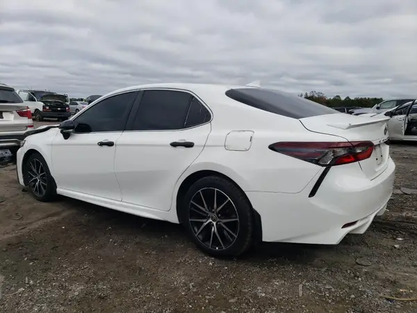 4T1G11AK8NU070682 2022 TOYOTA CAMRY - Image 2
