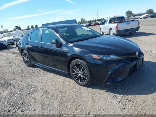 4T1G11AK8NU618180 2022 TOYOTA CAMRY - Image 1