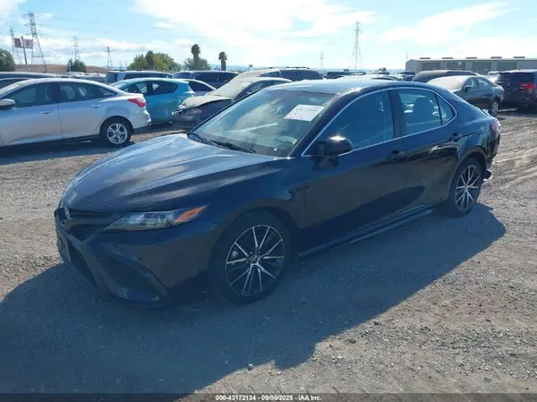 4T1G11AK8NU618180 2022 TOYOTA CAMRY - Image 2