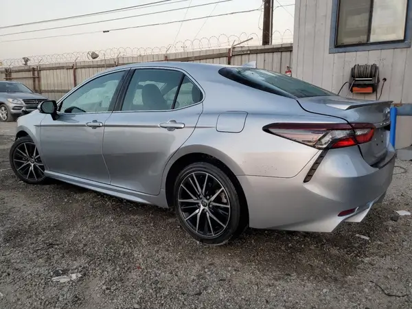 4T1G11AK8NU620480 2022 TOYOTA CAMRY - Image 2