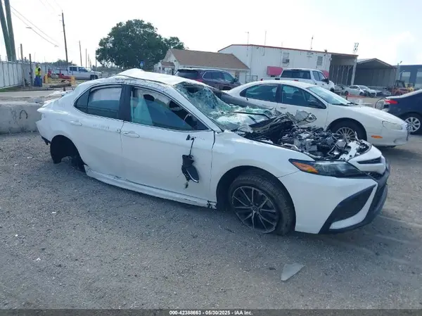 4T1G11AK8NU621631 2022 TOYOTA CAMRY - Image 1