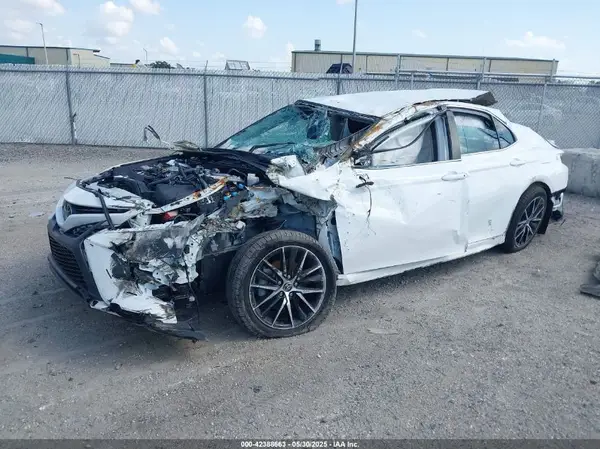 4T1G11AK8NU621631 2022 TOYOTA CAMRY - Image 2